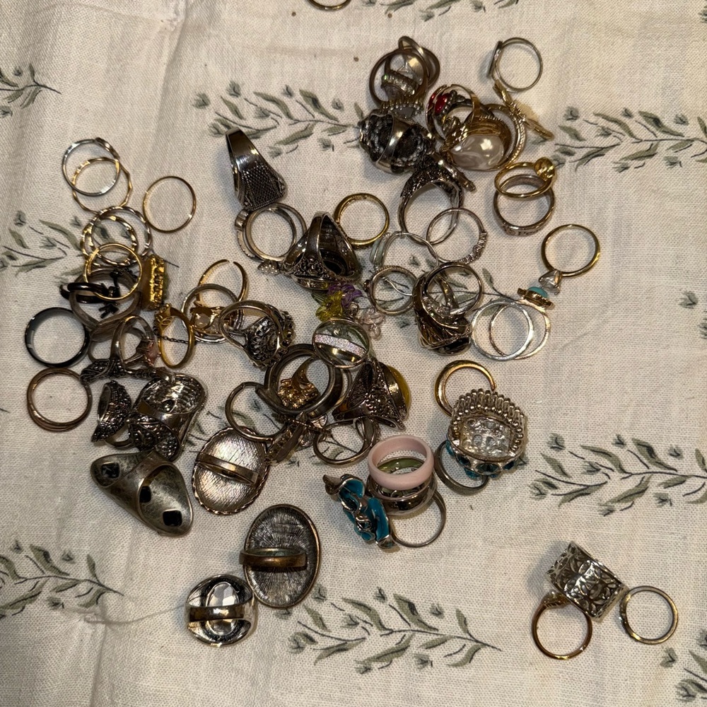 Over 65 assorted rings - bundle